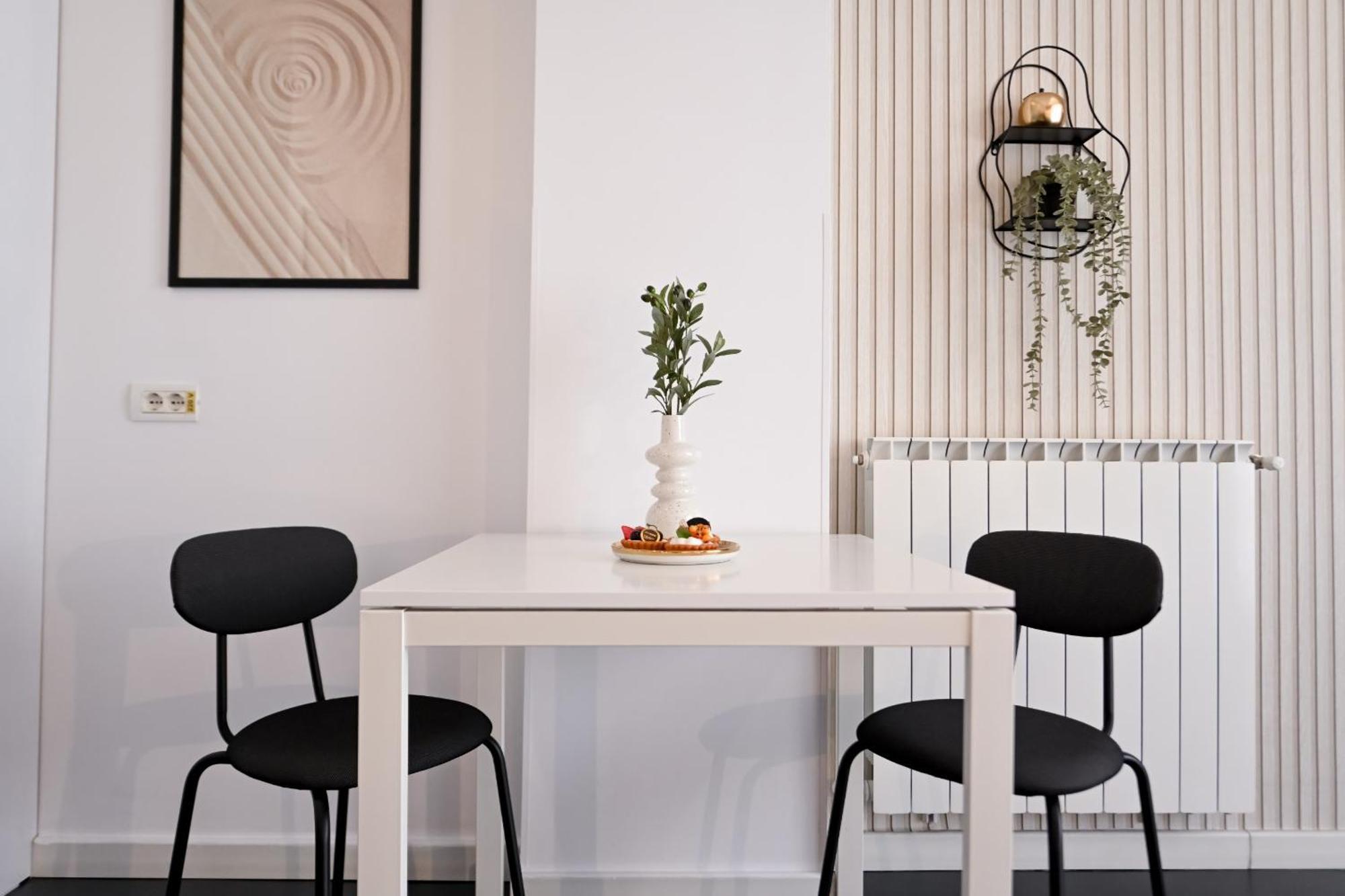 Urban Elegance - Stylish Central Accommodation Bucarest Esterno foto